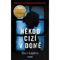 Někdo cizí v domě