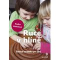 Ruce v hlíně