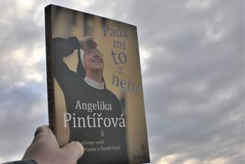 „Padá mi to z nebe,“ říká česká „sestra v akci“ Angelika Pintířová v rozhovoru s publicisty Tomášem Kutilem a Janem Paulasem.