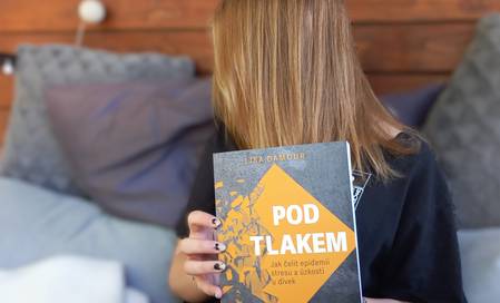 Pod tlakem
