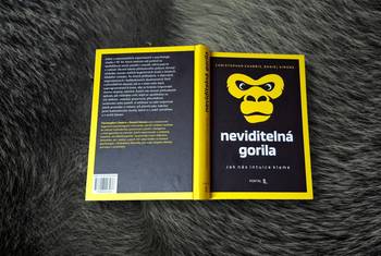 Neviditelná gorila: kniha o jednom z nejznámějších psychologických experimentů, který by oklamal i vás
