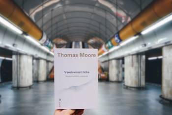 I ticho může promlouvat, i prázdno může mít smysl, všímá si Thomas Moore
