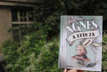 Agnes a stín za oknem