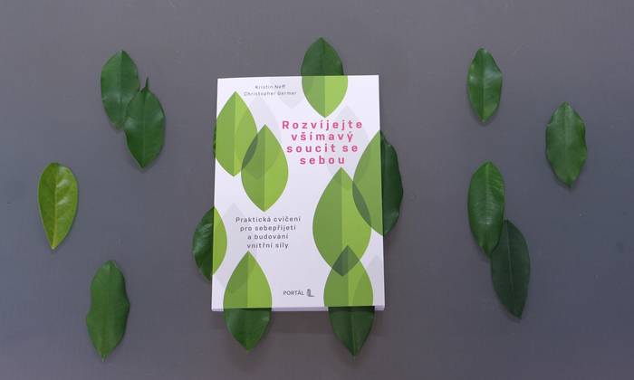 Rozvíjejte všímavý soucit se sebou: praktická cvičení pro budování vnitřní síly