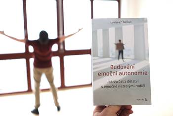 Budování emoční autonomie – jak vyrůst z dětství s emočně nezralými rodiči