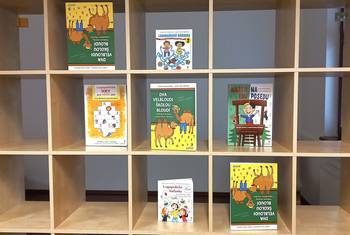 Dva velbloudi školou bloudí