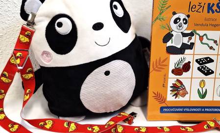 Vedle pandy leží kšandy