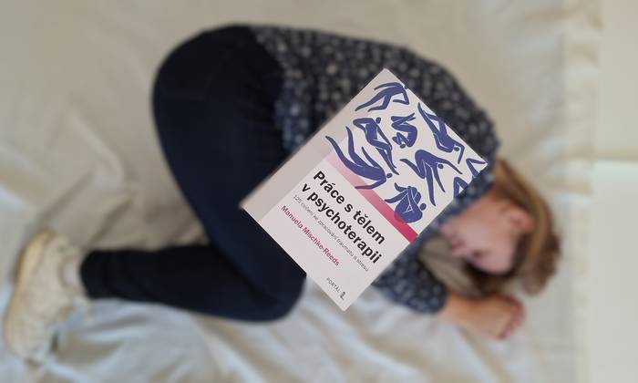 Hledáte cestu, jak prohloubit terapeutický proces? Kniha Práce s tělem v psychoterapii přináší praktické techniky