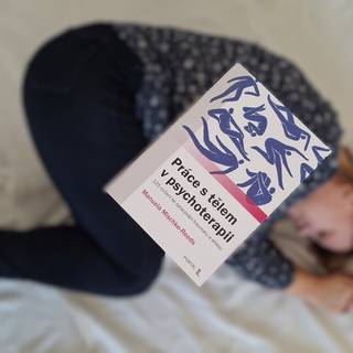 Hledáte cestu, jak prohloubit terapeutický proces? Kniha Práce s tělem v psychoterapii přináší praktické techniky