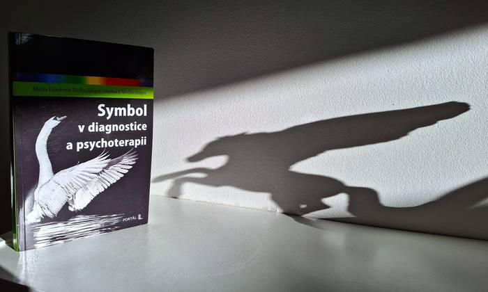 Když věci mluví za nás: Proč je tato kniha stále inspirativním pomocníkem?