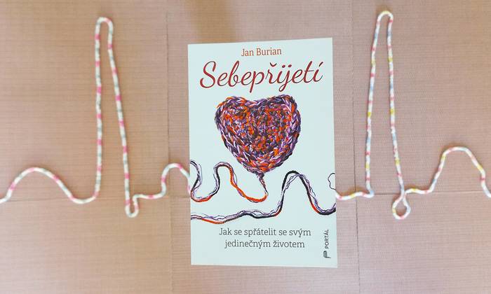 Přestaňte se trestat za minulost. Naučte se, jak skrze laskavost a všímavost najít vnitřní rovnováhu. Kniha Sebepřijetí vám ukáže, jak na to.