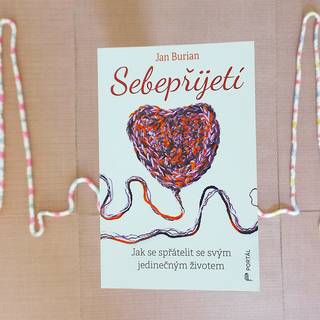 Přestaňte se trestat za minulost. Naučte se, jak skrze laskavost a všímavost najít vnitřní rovnováhu. Kniha Sebepřijetí vám ukáže, jak na to.