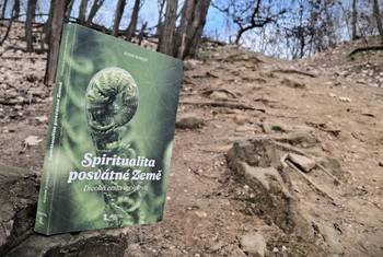 Lék na krizi duše i planety: Proč číst knihu Spiritualita posvátné země od Adama Borziče