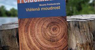 Proč pohyb mění myšlení: Vtělená moudrost Moshého Feldenkraise