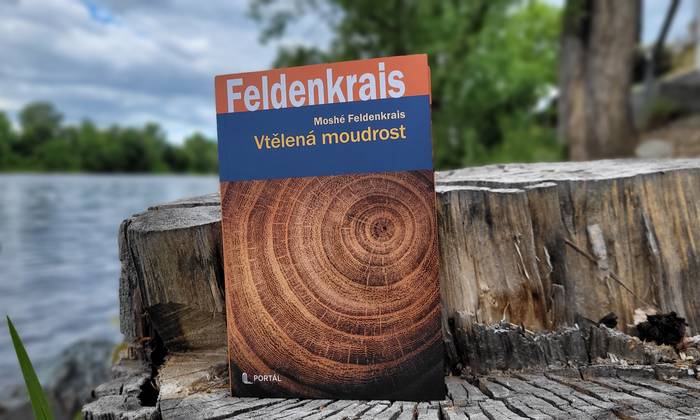 Proč pohyb mění myšlení: Vtělená moudrost Moshého Feldenkraise