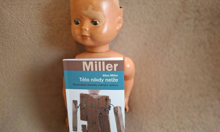 Tělo pamatuje to, co mysl vytěsnila. Objevte knihu Tělo nikdy nelže od Alice Miller