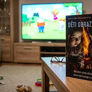 Jaký vliv mají digitální technologie na řečový vývoj nejmenších a proč náprava začíná vypnutím displeje? Odpověď nabízí kniha Děti obrazovek